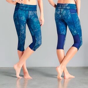 Women's Athleta Blue Splatter Be Free Crop Leggings Capris | Size Medium